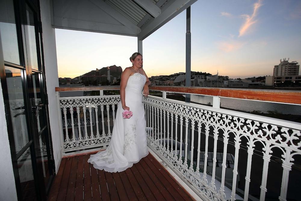 Oaks Townsville Metropole Hotel Exterior photo